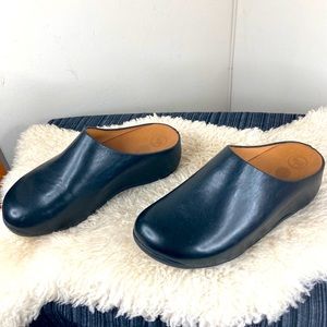 FitFlop Black Leather Clogs